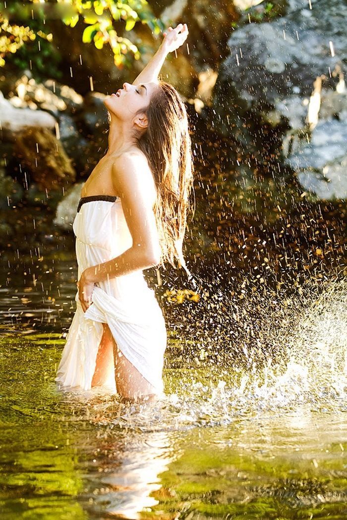 Marie Avgeropoulos in Karaj