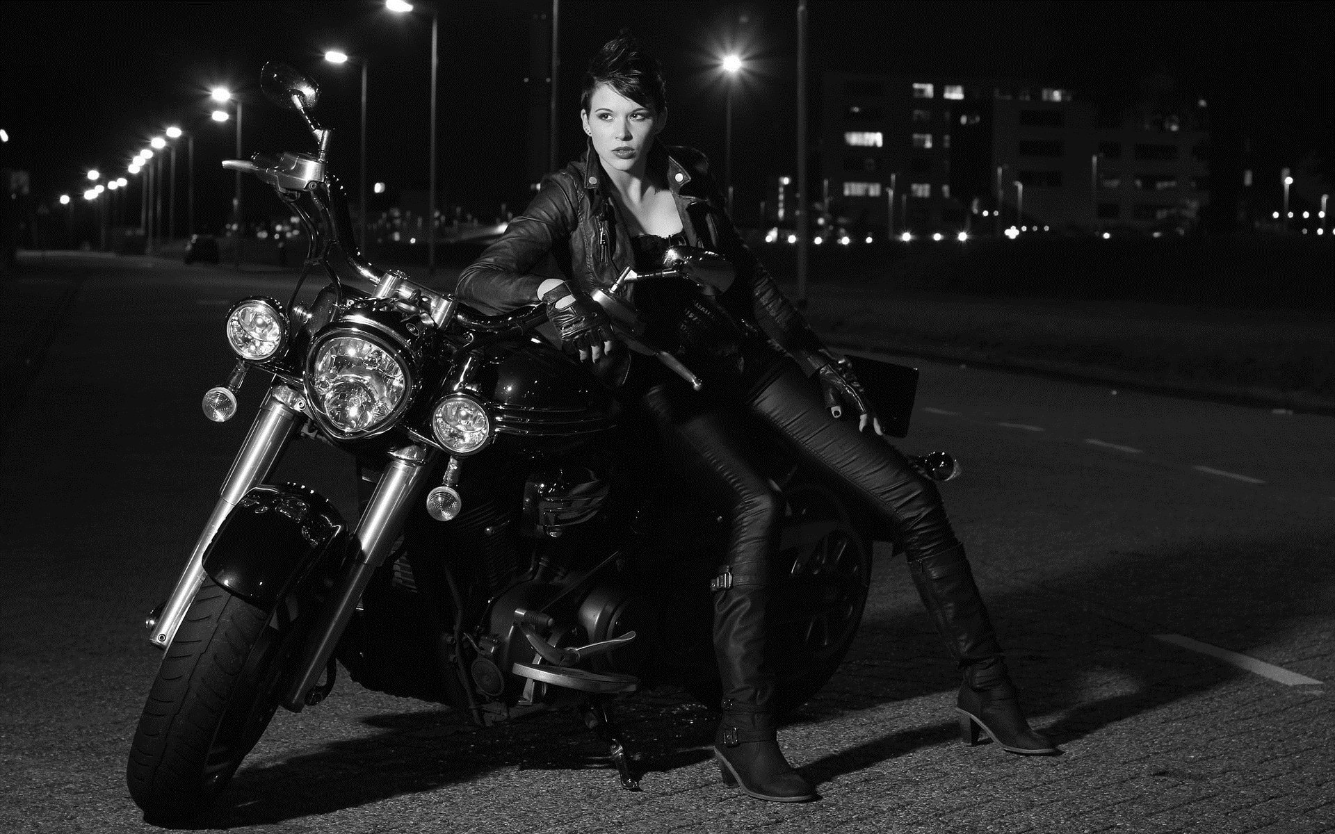 Photo Beautiful girls and motorcycles in Karaj