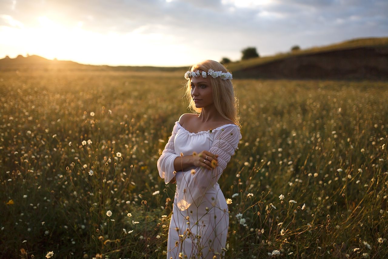 Girls in Slavic costumes in Karaj