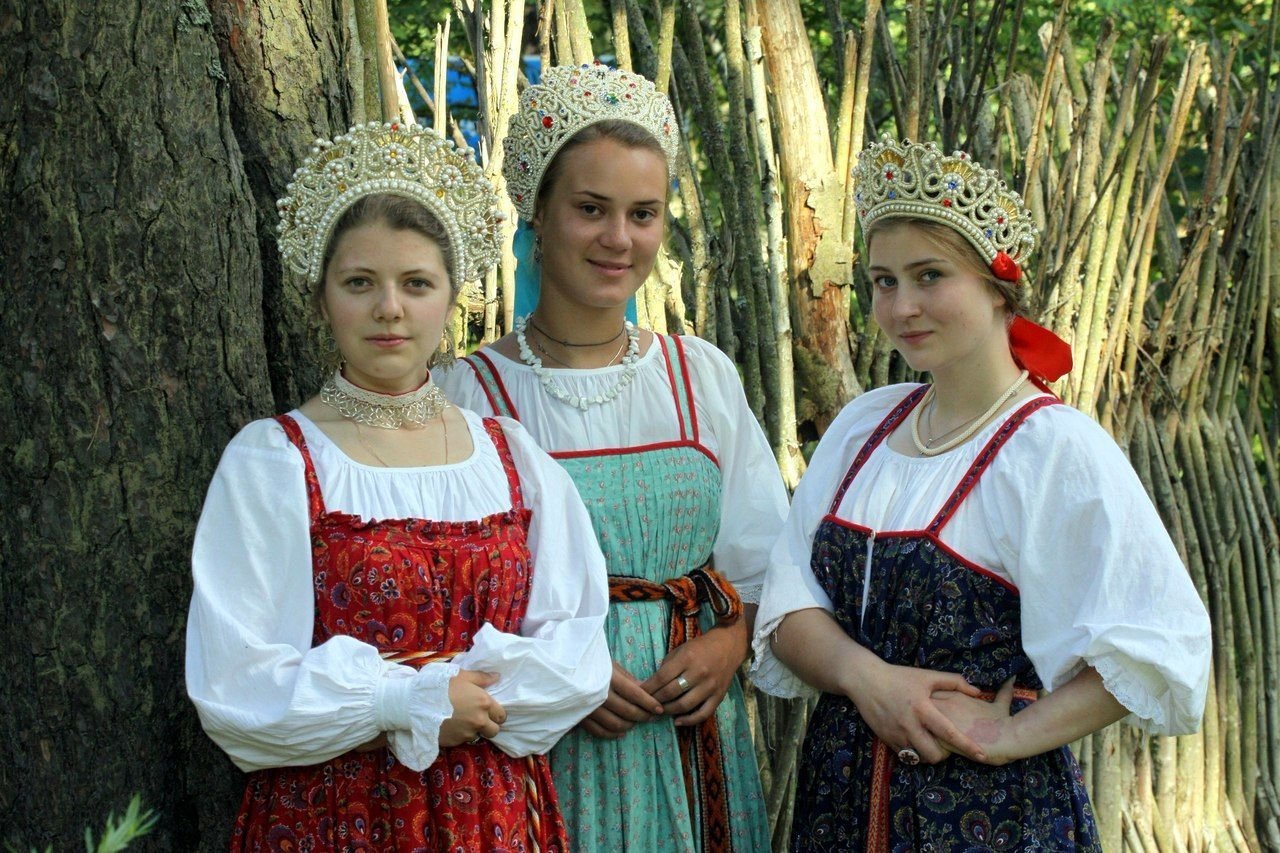 Sexy model Girls in Slavic costumes in Karaj